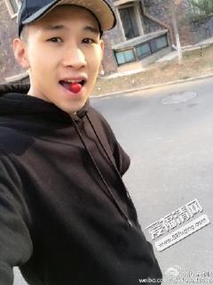 yy李天佑什么背景,从网络红人到争议人物的多面人生